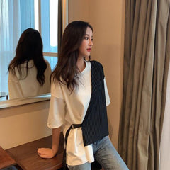 Camiseta blanca irregular con rayas y costuras en contraste