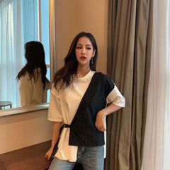 Camiseta blanca irregular con rayas y costuras en contraste