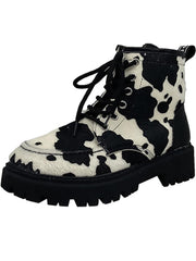 Conjunto de egirl con estampado de vaca y botas de plataforma gruesas