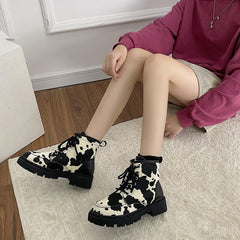 Conjunto de egirl con estampado de vaca y botas de plataforma gruesas