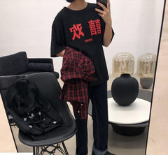 Camiseta negra extragrande con estampado de letras creativas