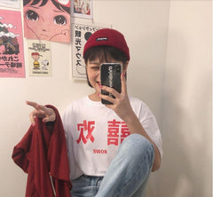 Camiseta negra extragrande con estampado de letras creativas