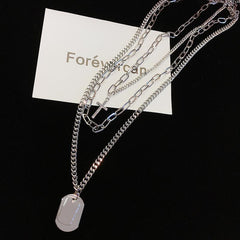 Collar con cadenas metálicas plateadas y insignias militares cruzadas