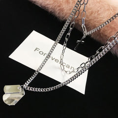 Collar con cadenas metálicas plateadas y insignias militares cruzadas