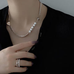 Collar de perlas con cadena plateada y diseño grunge bordado en cruz