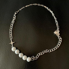 Collar de perlas con cadena plateada y diseño grunge bordado en cruz