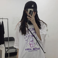 Camiseta holgada blanca y negra con estampado de oso alienígena de los años 90