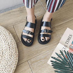 Bonitas sandalias negras de piel sintética con hebilla de corazón