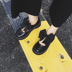 Bonitas sandalias vintage de piel sintética negra con punta cerrada y lazo