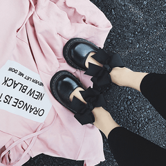 Bonitas sandalias vintage de piel sintética negra con punta cerrada y lazo