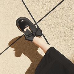 Bonitas sandalias vintage de piel sintética negra con punta cerrada y lazo