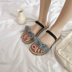 Süße flache Sommersandalen aus Holz mit Schleife