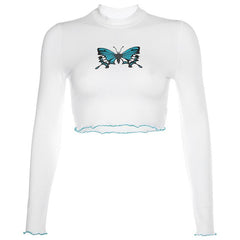 Top corto blanco ajustado con volantes y estampado de mariposas