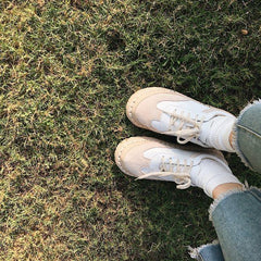 Bonitas botas de cuero con cordones y parches cosidos de gamuza color caramelo