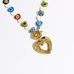 Lindo collar con colgante dorado de cuentas de corazón de colores