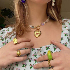 Lindo collar con colgante dorado de cuentas de corazón de colores