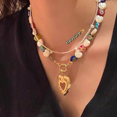 Lindo collar con colgante dorado de cuentas de corazón de colores