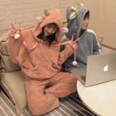 Lindo pijama de peluche rosa y gris con capucha de ciervo