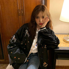 Chaqueta bomber sedosa en beige y negro con bonitos bordados