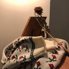 Suéter blanco con capucha y bordado con estampado floral