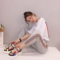 Pantalones deportivos con cintura elástica y rayas arcoíris con purpurina