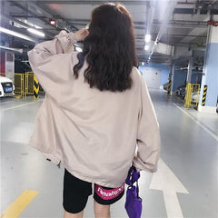 Chaqueta deportiva cortavientos color crema con estampado de lunas