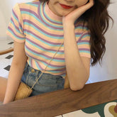 Bonita camiseta de verano de manga corta con cuello redondo y rayas pastel