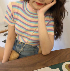 Bonita camiseta de verano de manga corta con cuello redondo y rayas pastel