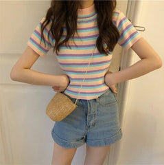 Bonita camiseta de verano de manga corta con cuello redondo y rayas pastel
