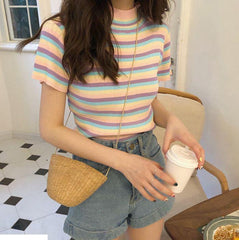 Bonita camiseta de verano de manga corta con cuello redondo y rayas pastel