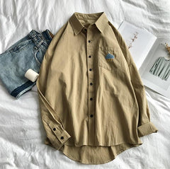 Blusa informal con bordados de bolsillo