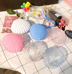 Niedliche transparente Box in Muschelform