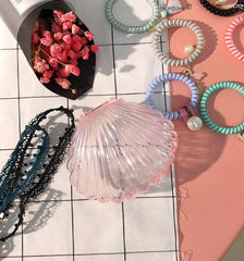 Niedliche transparente Box in Muschelform