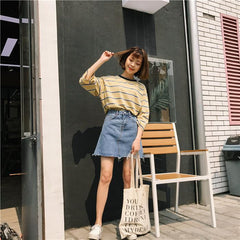 Süßer Denimrock mit seitlichen Rissen über dem Knie