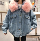 Chaqueta vaquera con capucha de piel sintética, color rosa y blanco