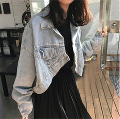 Chaqueta vaquera retro azul lavada, holgada y asimétrica