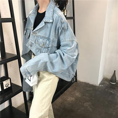 Chaqueta vaquera retro azul lavada, holgada y asimétrica