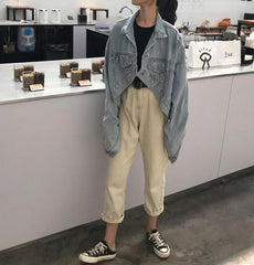 Chaqueta vaquera retro azul lavada, holgada y asimétrica