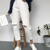 Vaqueros oversize blancos y negros con agujeros rotos en las rodillas