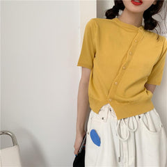 Suéter fino de manga corta versátil con botones diagonales