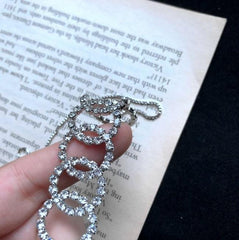 Gargantilla elegante con círculos de plata y diamantes