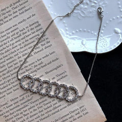 Gargantilla elegante con círculos de plata y diamantes