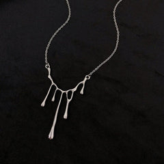 Collar de cadena de metal plateado Egirl con líquido que gotea
