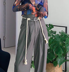 Cinturón blanco cremoso con mosquetones metálicos atrevidos