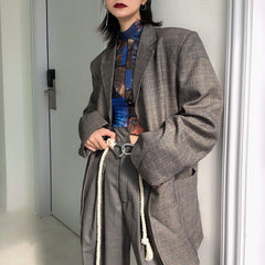 Cinturón blanco cremoso con mosquetones metálicos atrevidos