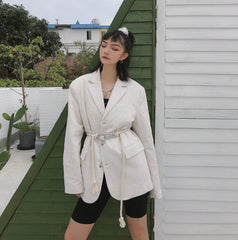 Cinturón blanco cremoso con mosquetones metálicos atrevidos