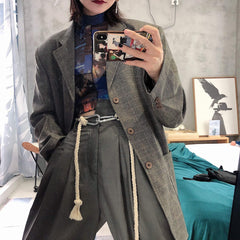 Cinturón blanco cremoso con mosquetones metálicos atrevidos