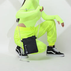 Bolso de hombro pequeño negro con correa de cadena plateada vanguardista