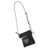 Bolso de hombro pequeño negro con correa de cadena plateada vanguardista