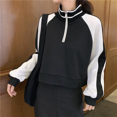 Sudadera corta holgada blanca y negra de Egirl Clothing